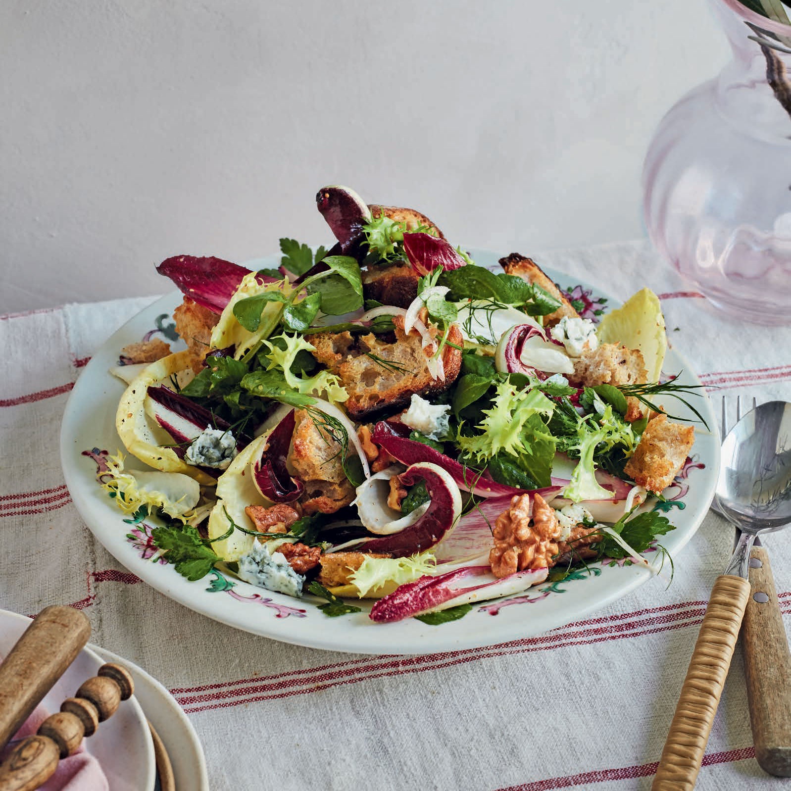 Mixed salad with blue cheese, walnuts and sourdough