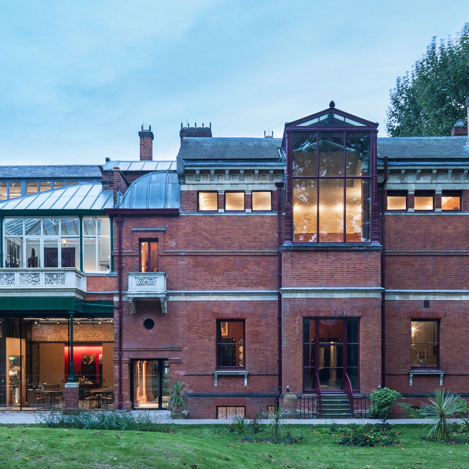 Exploring Leighton House: a harmonious blend of eastern interiors & western architecture